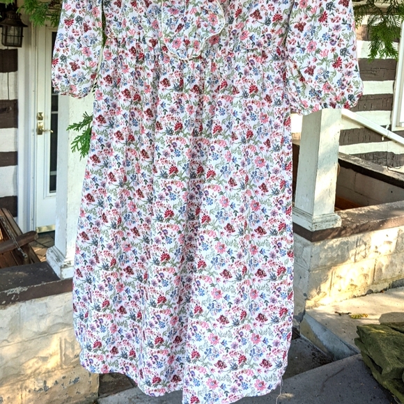 Small Prairie Floral Modest Knee Length Dress - Picture 2 of 8